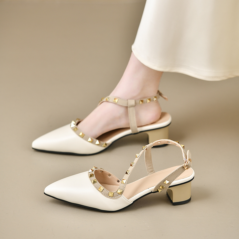 Leather Work Heels - รองเท้าแตะแฟชั่นสายรัดหลังแบบมีหัวเข็มขัดสำหรับผู้หญิง สไตล์ยุโรปและอเมริกา รองเท้าสุดฮิตแบบปิดนิ้วเท้าประดับหมุดสีทอง